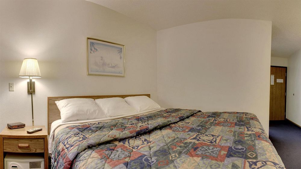Super 8 By Wyndham West Plains Motel Exterior photo